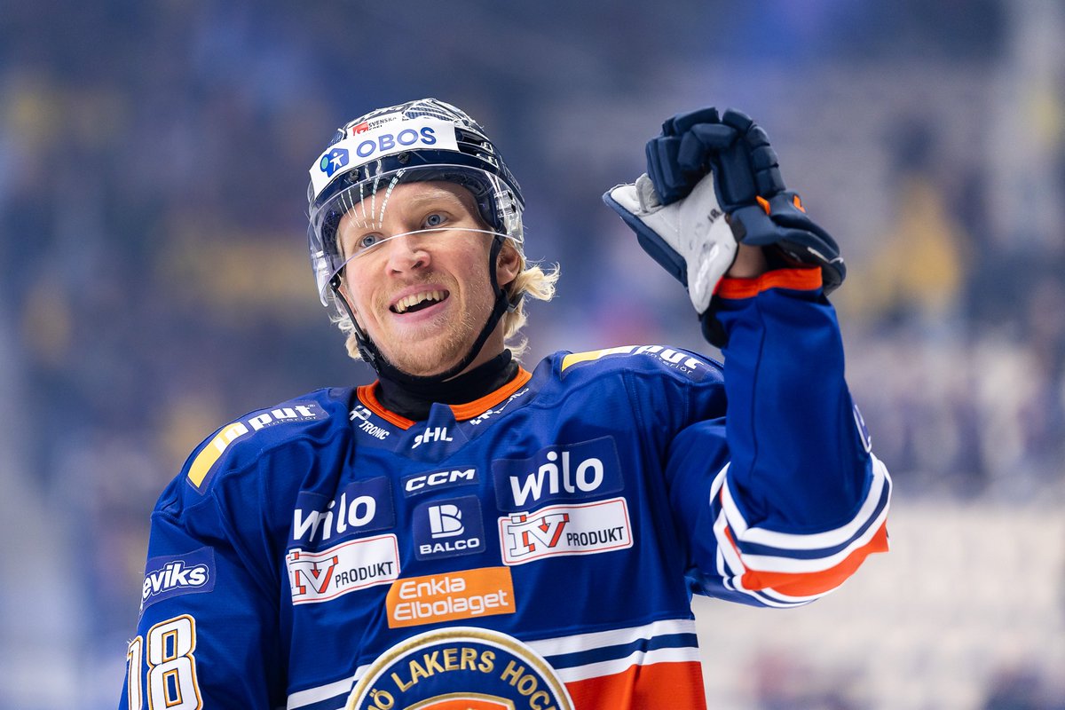 SHLse's tweet photo. Det är målkungarnas kamp i i Vida Arena. Marcus Sylvegård för @VLHlive mot Jonathan Lekkerimäki i @orebrohockey. Båda toppar SHL:s skytteliga med sju fullträffar. Haka på oss i kväll:👇
https://t.co/pq51oNMO9q
#VLHSKE #SHL #twittpuck #ishockey #svsshl https://t.co/J163SdMzSa