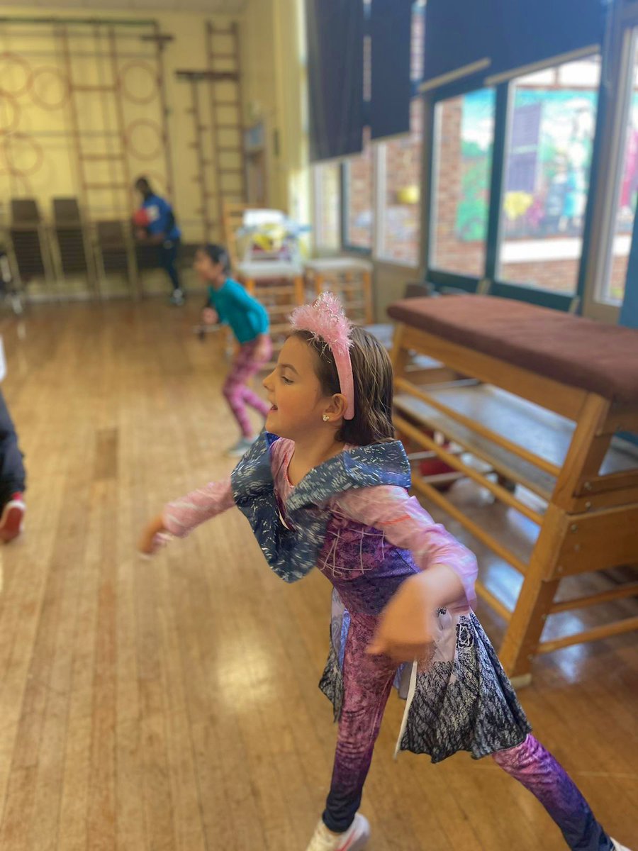 CampEpicPro's tweet photo. Haunted Disco at our #ThurrockCamp 🐈‍⬛💀

🎨Halloween mask painting
🙀Scariest face competition
🎃Dodge the pumpkin 
🤺Fencing 

Book Thurrock Camp week 2➡️ https://t.co/NaUwrfxb07 https://t.co/6TW6B8oTUy