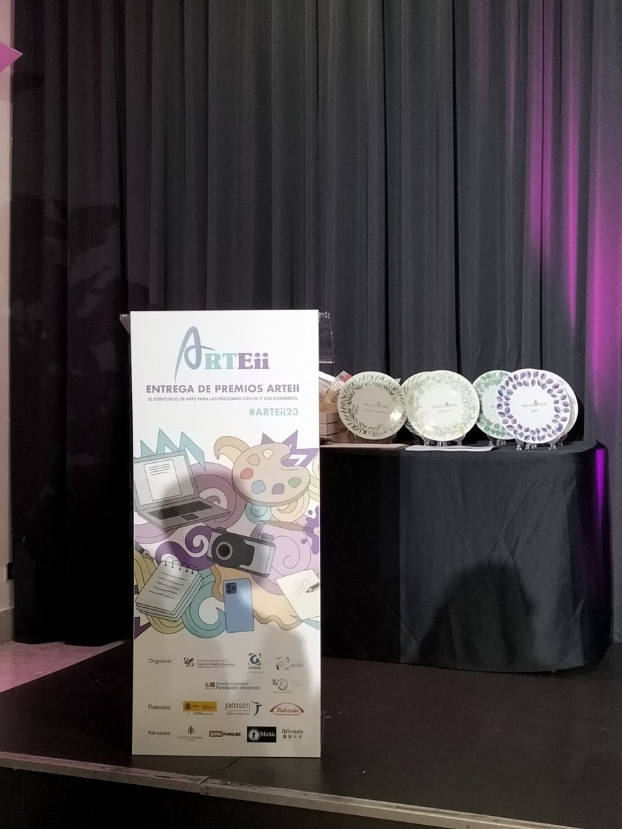 EsternurseEII's tweet photo. Alazne Gardeizabal, el ser humano es creativo, debemos fomentar la expresión de los sentimientos a través del arte, en la entrega de premios de ARTEII. @ACCU_Espana @GETEII @geteccu https://t.co/eyl5ZKq5ay