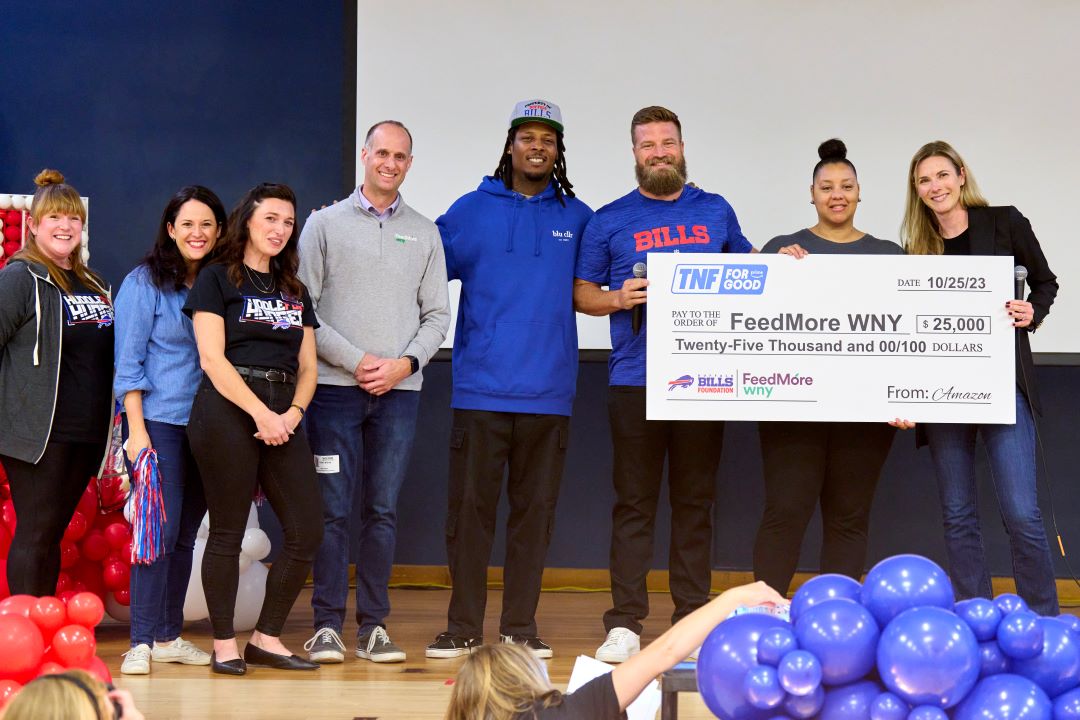 feedmorewny's tweet photo. We were fortunate to receive a $25,000 donation from @amazon, as a part of #TNFforGOOD, to help tackle childhood food insecurity! The gift was presented by former @BuffaloBills Ryan Fitzpatrick & Stevie Johnson during a celebration at Hyde Park Elementary! Thank you Amazon! https://t.co/W9Tiw73XpY