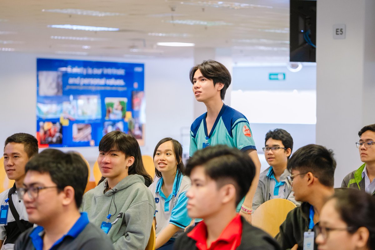 At Intel, we strive to be at the forefront of bringing the next generation of technical talent closer to inspiring work.🎯 

Recently, Intel Vietnam rolled the red carpet for students from the University of Technology &amp; Education. Learn more here, intel.ly/46Mj7nh.