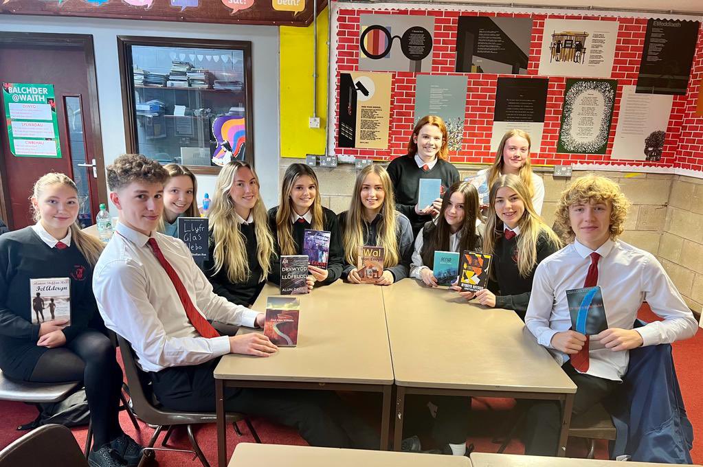 cymraeg_tryfan's tweet photo. Prynhawn gwerth chweil yn y clwb darllen yn gwrando ar fyfyrwyr blwyddyn 13 yn trafod nofelau, cerddi a dramâu📚#darllen #synoptig @ysgol_tryfan https://t.co/XpvYIG8A8p