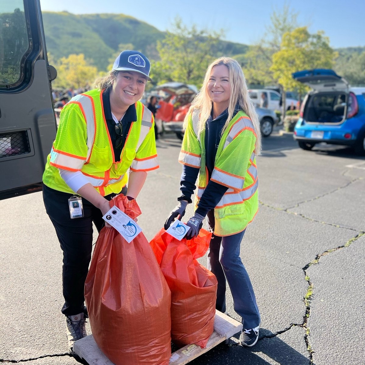 SMWDwater's tweet photo. Compost and mulch your soil! You can reduce evaporation and enhance the soil's capacity to soak and retain water. Be sure to stop by our Compost and Mulch Event on November 4th. More details can be found at: https://t.co/1DjSOz88AR⁠
⁠
#smwd #smwdwater #drinkingwater #yourwater https://t.co/0rfx2tAGxC