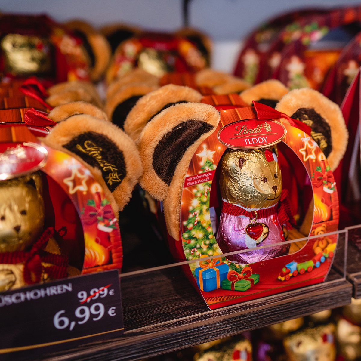 designeroutlets's tweet photo. Der zauberhafte Lindt Weihnachtsmarkt ist zurück und verspricht festlichen Genuss 🎅❤! Entdeckt eine Fülle an Geschenkideen, von exquisiten Lindt-Adventskalendern bis hin zu festlichen Geschenksets 🍫😋. Kommt vorbei und findet Eure persönlichen Weihnachts-Highlights ✨. https://t.co/DFQypPuNq5