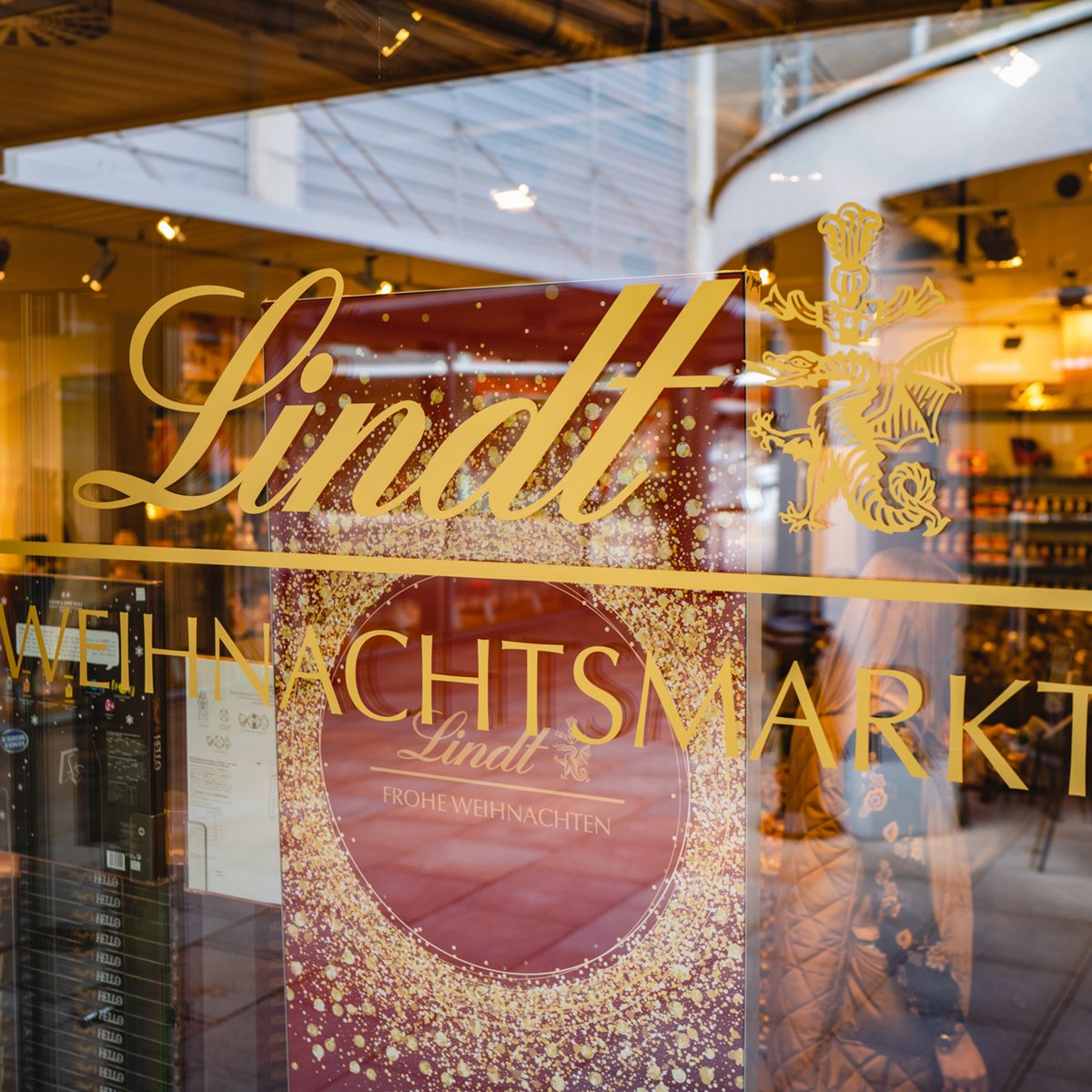 designeroutlets's tweet photo. Der zauberhafte Lindt Weihnachtsmarkt ist zurück und verspricht festlichen Genuss 🎅❤! Entdeckt eine Fülle an Geschenkideen, von exquisiten Lindt-Adventskalendern bis hin zu festlichen Geschenksets 🍫😋. Kommt vorbei und findet Eure persönlichen Weihnachts-Highlights ✨. https://t.co/DFQypPuNq5