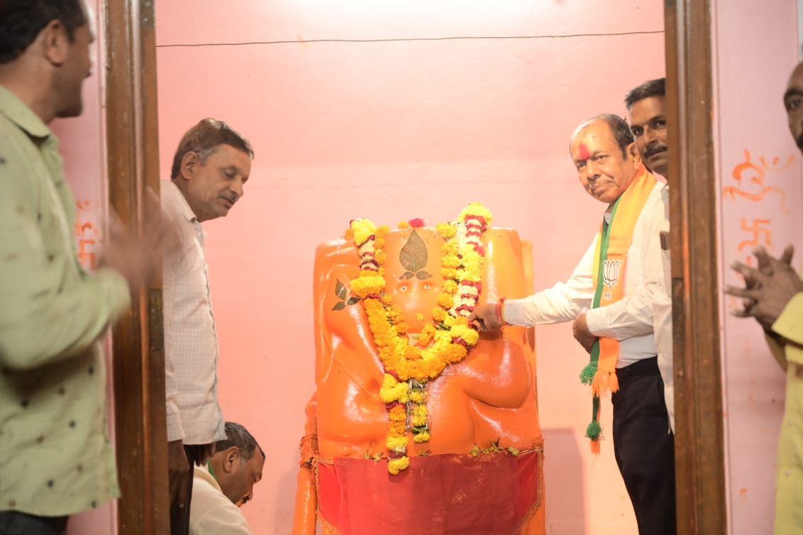 iMadhuVerma's tweet photo. मंडल प्रभारी घनश्याम जी पाटीदार आदि ग्रामीण जन एवं समस्त भाजपा कार्यकर्ता मौजूद रहे।
#राऊ_विधानसभा #BJP4MP #BJP4RAU #जनसंपर्क #जनसेवक #RauVidhansabha #madhyapradesh #cleancityindore https://t.co/B8ej8MfCYP