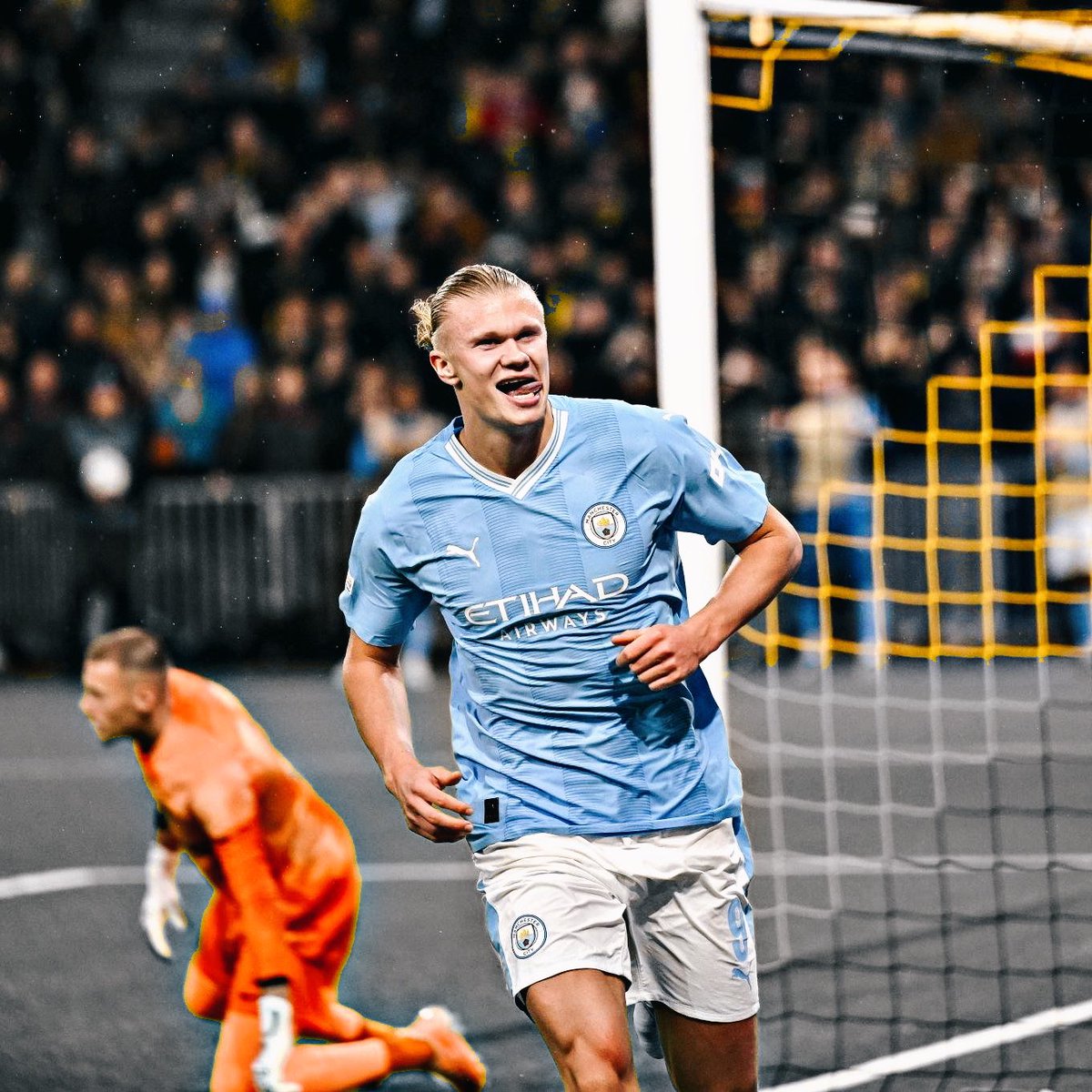 NoodleHairCR7's tweet photo. Erling Haaland has 225 goals at the age of 23. If he repeats that for next 23 years, he'll have 450 goals at the age of 46 

Cristiano Ronaldo has 862 career goals at the age of 38 🤯 https://t.co/yukVvYeQnM