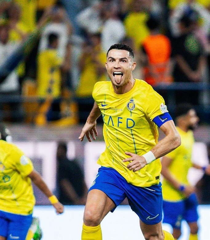 NoodleHairCR7's tweet photo. Erling Haaland has 225 goals at the age of 23. If he repeats that for next 23 years, he'll have 450 goals at the age of 46 

Cristiano Ronaldo has 862 career goals at the age of 38 🤯 https://t.co/yukVvYeQnM