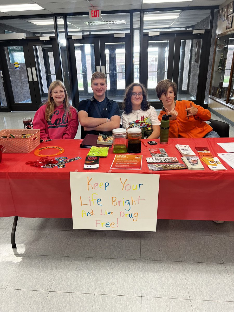 MsJohnson2021's tweet photo. Red Ribbon Day 2: Brighten your life and live drug free. SWAT gage out information on tobacco and vaping. They played a Kahoot trivia game about the information given this week. #4teamvalley #RedRibbonWeek2023 https://t.co/OEM3ObIgcj