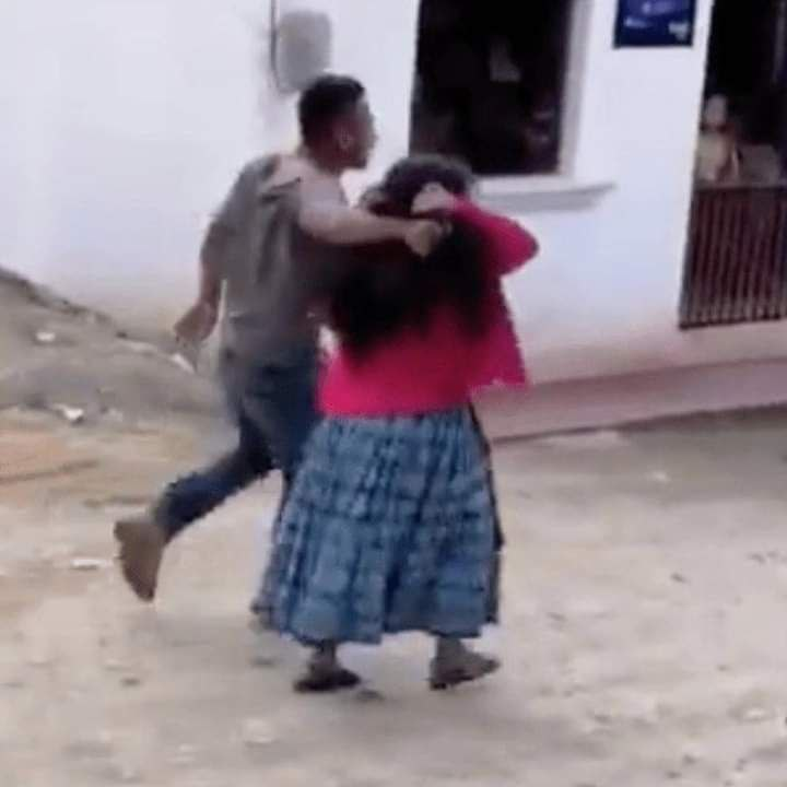 InforTvenezuela's tweet photo. Funcionarios del Cicpc detuvieron a un sujeto que agredió a su madre cuando ella le reclamaba su conducta inapropiada.
El sujeto de 30 años,la golpeo y jalo por los cabellos.
Fue puesto a la orden de la Fiscalia 20º del Ministerio Publico.
Coro,estado Falcón
📝 #ColinaInforma https://t.co/roM3kDA9FF