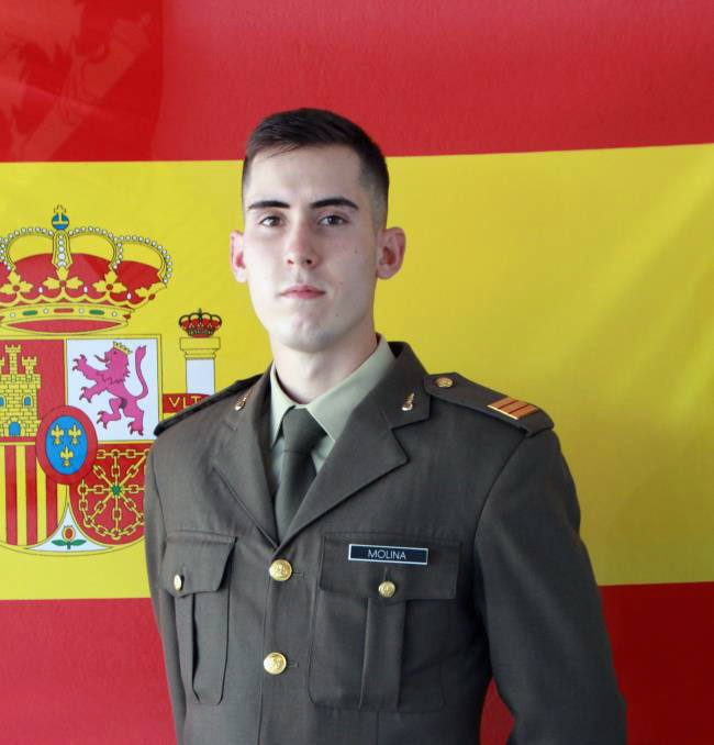 EjercitoTierra's tweet photo. Con un sentimiento de profunda tristeza, lamentamos informar que el sargento Raúl Molina Descalzo, destinado en el Grupo de Artillería de la Brigada "Galicia" VII, herido en el accidente de tráfico del pasado 19 de octubre al volcar uno de los camiones que regresaba del ex. GAMMA AZOR 23, desgraciadamente ha fallecido hoy.
Nuestro más sincero pésame y apoyo a su familia, amigos y compañeros, en estos momentos tan difíciles. Descanse en paz.
