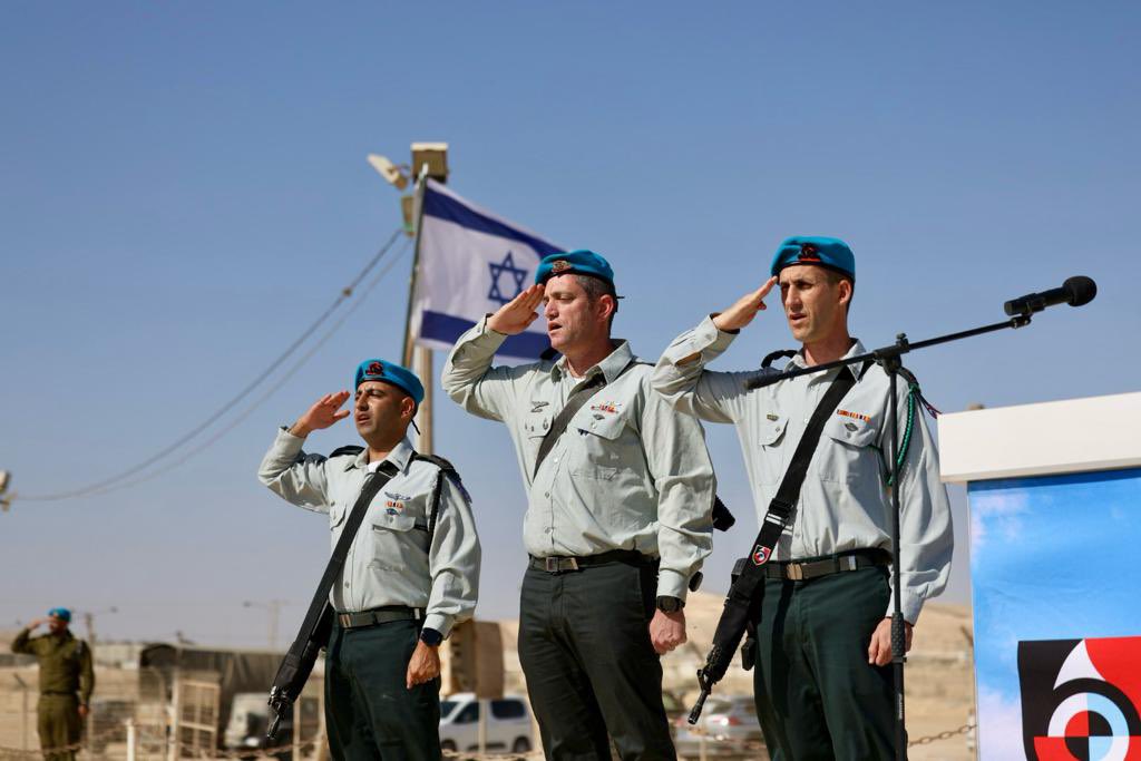 Tothanim_IDF's tweet photo. ״אני אומר ולא שואל - אנחנו ננצח. אני אומר שננצח כי זו הרוח האמיתית שלנו. הכשרנו אתכם להיות מפקדים. הדרג הטקטי החשוב ביותר, הנועז ביותר, האמיץ ביותר שאיתו אנחנו ננצח״

כך אמר קצין התותחנים הראשי, תת-אלוף יאיר נתנס, בטקס סיום קורס מ״כים שהתקיים היום בשבטה. https://t.co/xNcs95qBxt