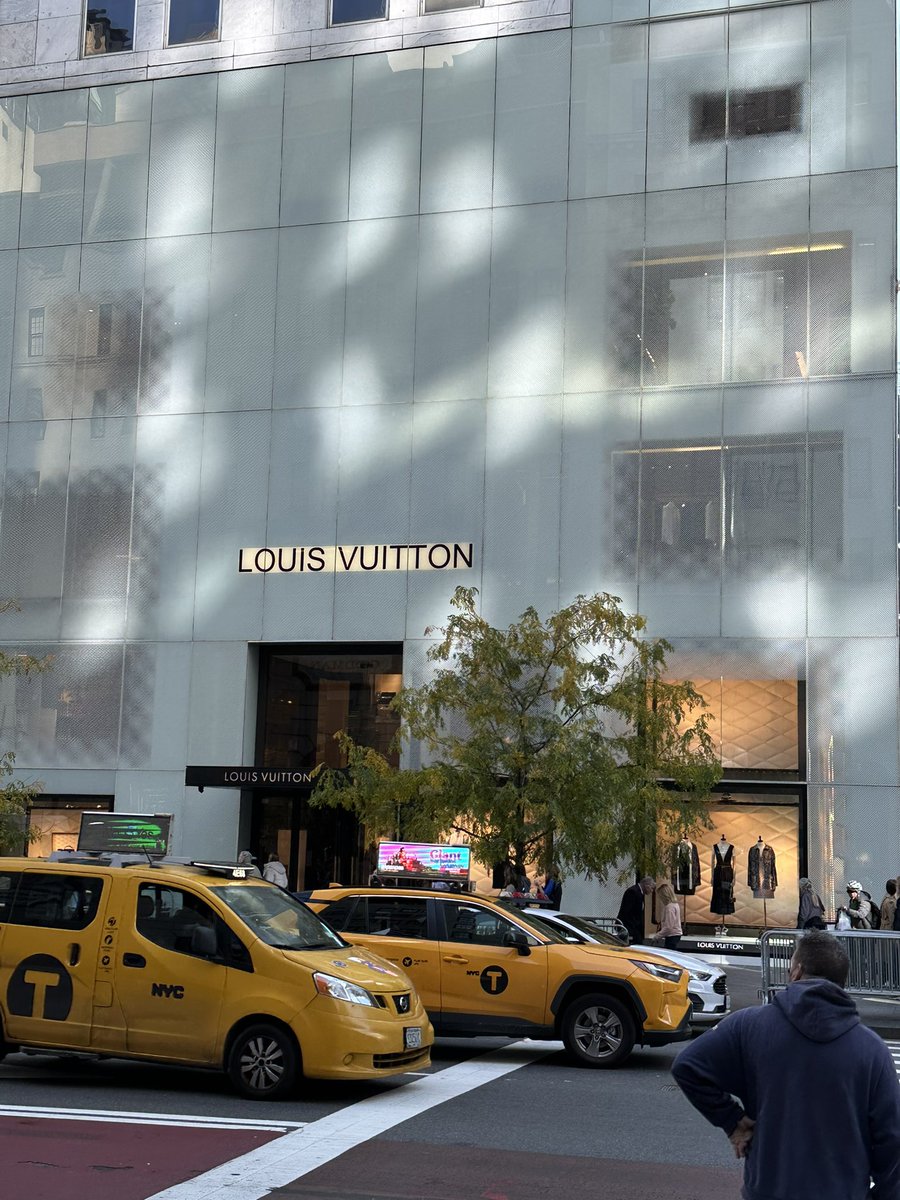 majmysery007's tweet photo. #newyork #vacation #supreme https://t.co/CPTBrcZvag