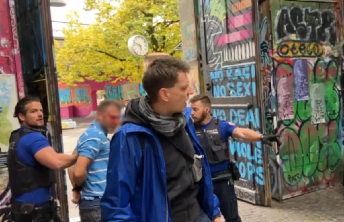 Anarchistische Gruppe Bern @agbe.bsky.social (@ag_bern) on Twitter photo via <a href="/ReitschuleBern/">Reitschule Bern</a>
Drei festgenomme Mitarbeitende (eine Einweisung ins Spital aufgrund einer Kopfverletzung), sowie ein unbekannter Verletzter bei der Festnahme, Pfeffersprayeinsatz im Raum & folglich Einstellung des Restaurantbetriebes. Bilanz eines Copeinsatzes in #Bern #ftp via <a href="/ReitschuleBern/">Reitschule Bern</a>
Drei festgenomme Mitarbeitende (eine Einweisung ins Spital aufgrund einer Kopfverletzung), sowie ein unbekannter Verletzter bei der Festnahme, Pfeffersprayeinsatz im Raum & folglich Einstellung des Restaurantbetriebes. Bilanz eines Copeinsatzes in #Bern #ftp