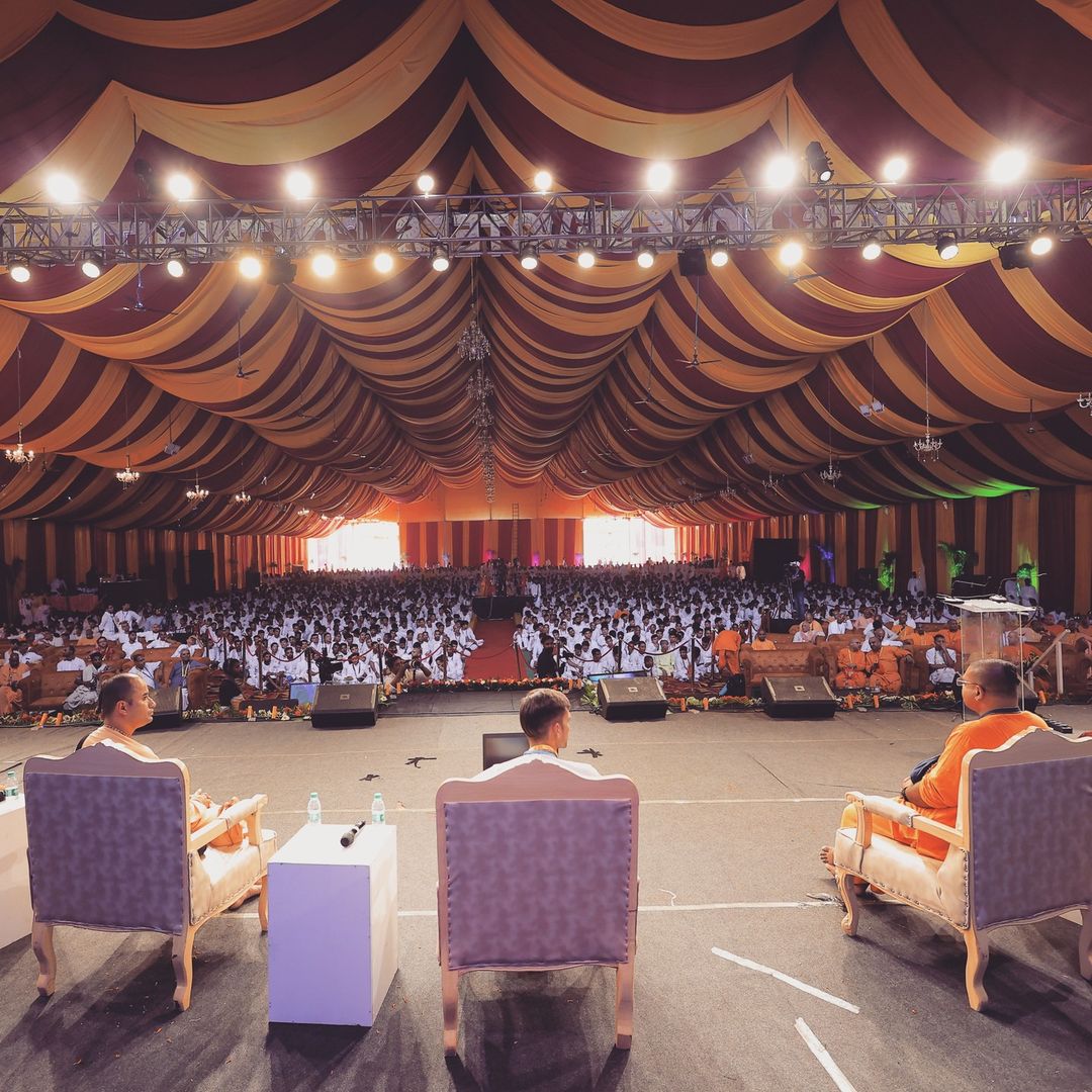 TrappedInfinity's tweet photo. I had an incredible time at the mega youth fest Viplav 2023.

Participated in a thought-provoking panel discussion and directed an exciting drama. 7000 youth from all over Bharat participated in this 3-day event. https://t.co/n4HcNgwqKp