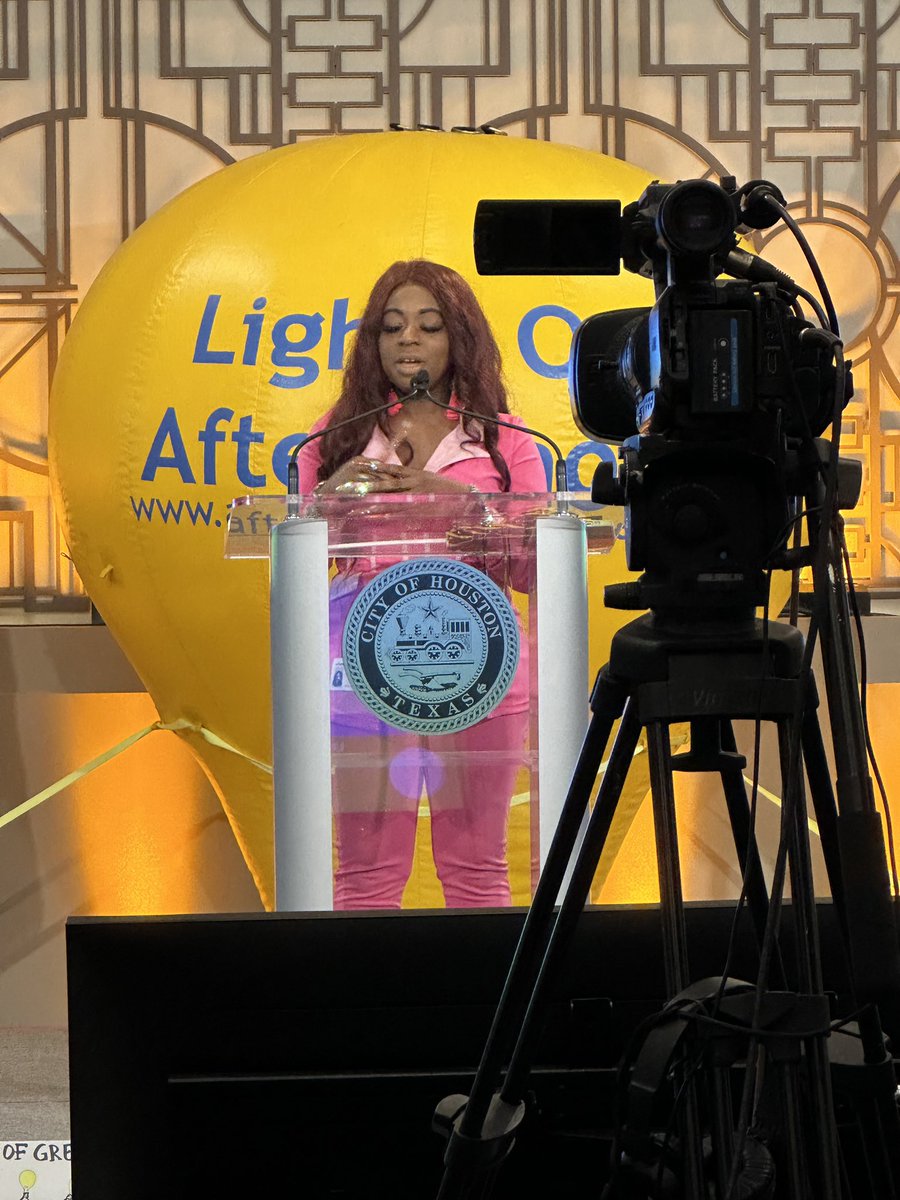 teriwilsonOST's tweet image. Had the pleasure of giving the call to visit OST programs in #HarrisCounty at the Greater Houston #LightsOnAfterschool Rally today! We also accepted @TXPartners4OST #LightbulbChallenge