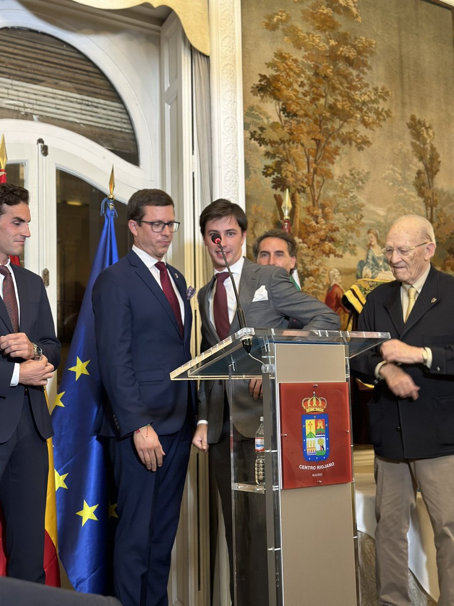 Hoy el Centro Riojano de Madrid ha premiado con un Capote de Paseo al torero fuenlabreño Fco José Espada por su gran actuación en este San Isidro.
Un reconocimiento a la entrega, el valor y a su gran temporada.
Gracias a José Antonio, presidente del Centro, por la invitación.