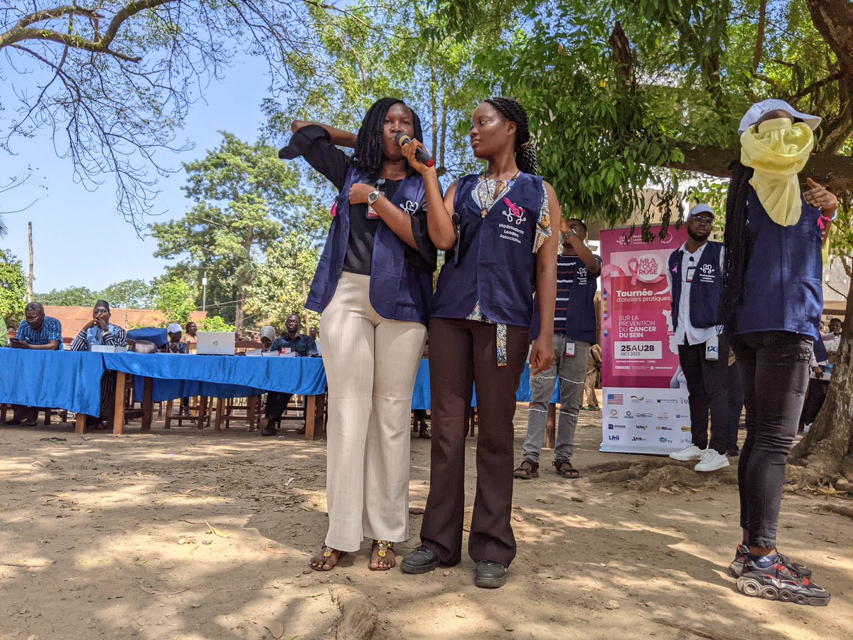 MeufTimide's tweet photo. J’ai animé le 1er atelier de la journée pr apprendre les gestes pratiques de l’auto examen des seins aux élèves du Lycée d’Enseignement Technique et Professionnel de Sokode. Un agréable moment de partage avc ds centaines de personnes pour la timide que je suis😌
#MlaTourRose2023 https://t.co/mitDxspTWw