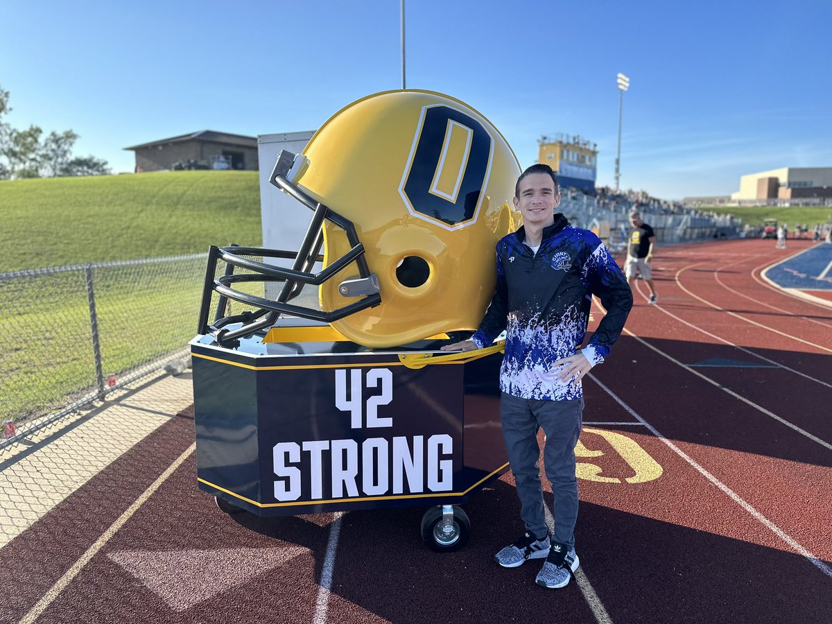 Giant Helmet tweet media