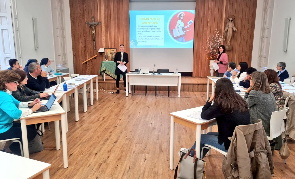 🛫 Despega el vuelo AC2324 de profesores de #ColegiosHHCC que se están formando en #Acompañamiento. 

💟 Hoy comienza la 2ª parte de nuestro viaje, adentrándonos en el mundo #emocional, para poder ofrecer un acompañamiento integral a nuestros alumnos 🤗. #PastoralHHCC