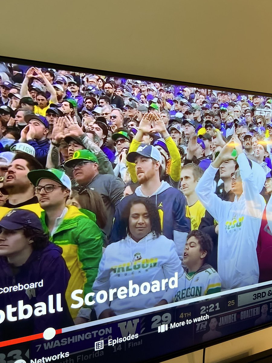 JakeRichards23's tweet photo. Pretty clear evidence of a #Michigan spy at the Oregon Washington game earlier this year. https://t.co/Q97HXndI7z