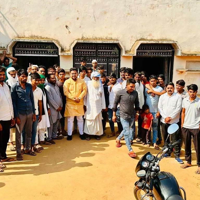 Shakeelkhanbsp's tweet photo. कामां विधानसभा क्षेत्र से बसपा प्रत्याशी के रूप में गांव मांची में जनसम्पर्क की शिरुआत की जहां ग्रामीणों द्वारा माला साफा पहनाकर जोरदार स्वागत किया गया इस सम्मान के लिए सभी ग्राम वासियों का आभार व्यक्त करता हूं l

#जयभीम #जयभारत #BSP #bspcandidate 

@Mayawati 
@AnandAkash_BSP https://t.co/blbTM2JMa2