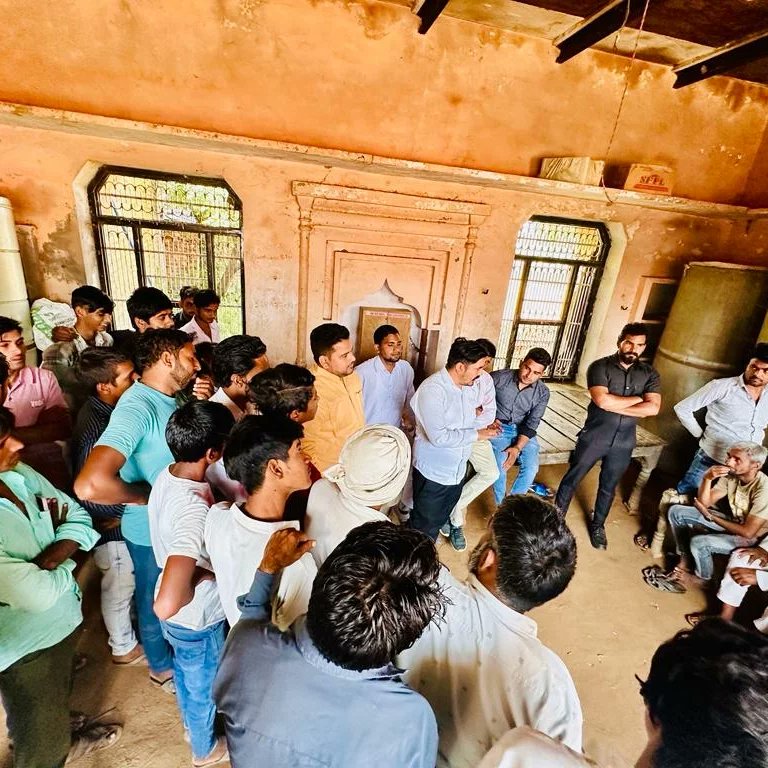 Shakeelkhanbsp's tweet photo. कामां विधानसभा क्षेत्र से बसपा प्रत्याशी के रूप में गांव मांची में जनसम्पर्क की शिरुआत की जहां ग्रामीणों द्वारा माला साफा पहनाकर जोरदार स्वागत किया गया इस सम्मान के लिए सभी ग्राम वासियों का आभार व्यक्त करता हूं l

#जयभीम #जयभारत #BSP #bspcandidate 

@Mayawati 
@AnandAkash_BSP https://t.co/blbTM2JMa2