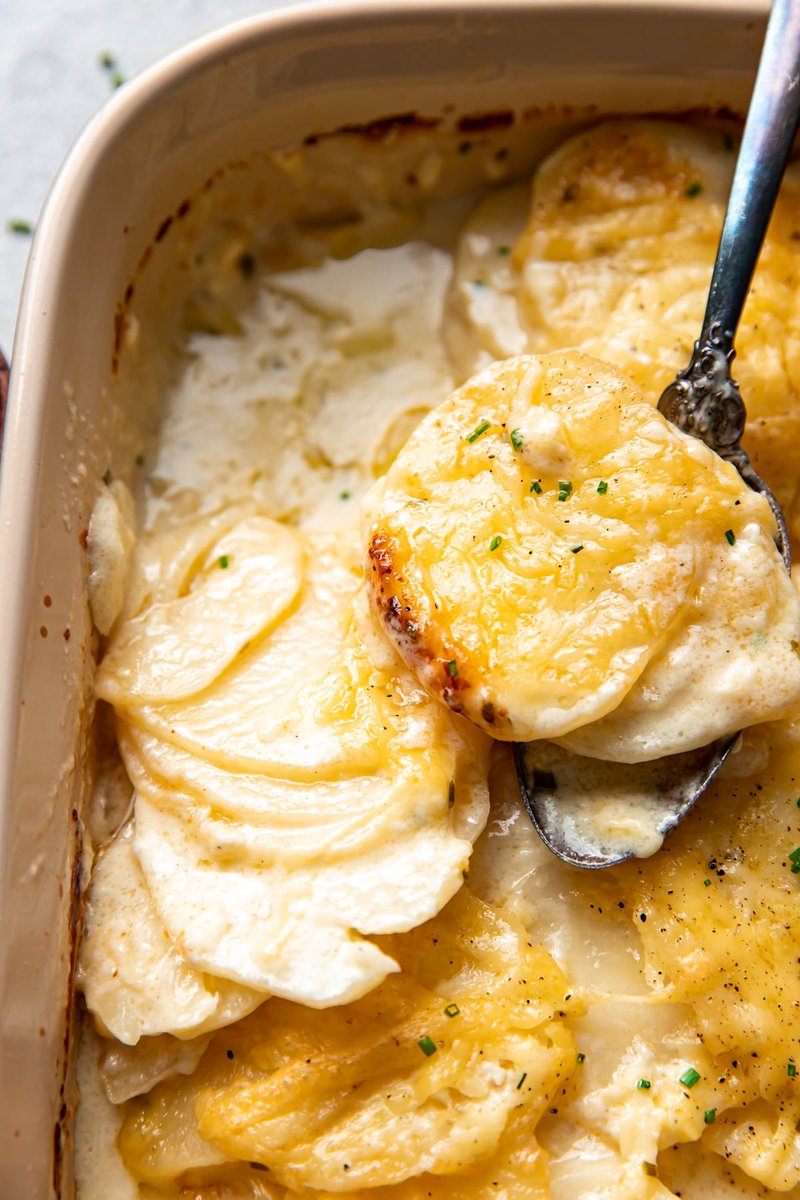 These creamy, cheesy, au gratin potatoes are mouth watering delicious! You will love the luscious cream sauce made with gouda and sharp white cheddar cheese.

RECIPE: moderncrumb.com/au-gratin-pota…