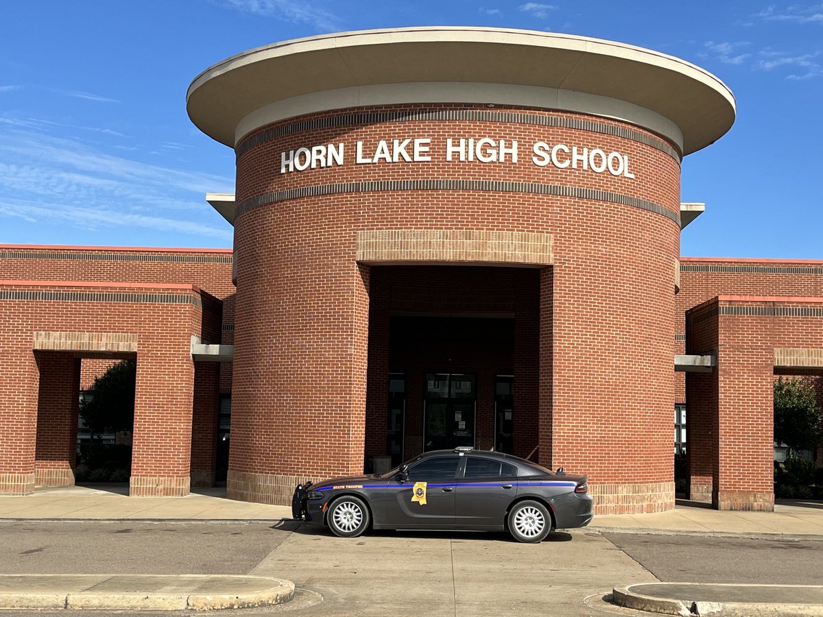 MHPTroopF's tweet photo. Thank you, Horn Lake High School, for letting us come speak to your students about the dangers of speeding, driving impaired, distracted driving, and not wearing a seatbelt. #DRIVE https://t.co/2zHavBjTjo