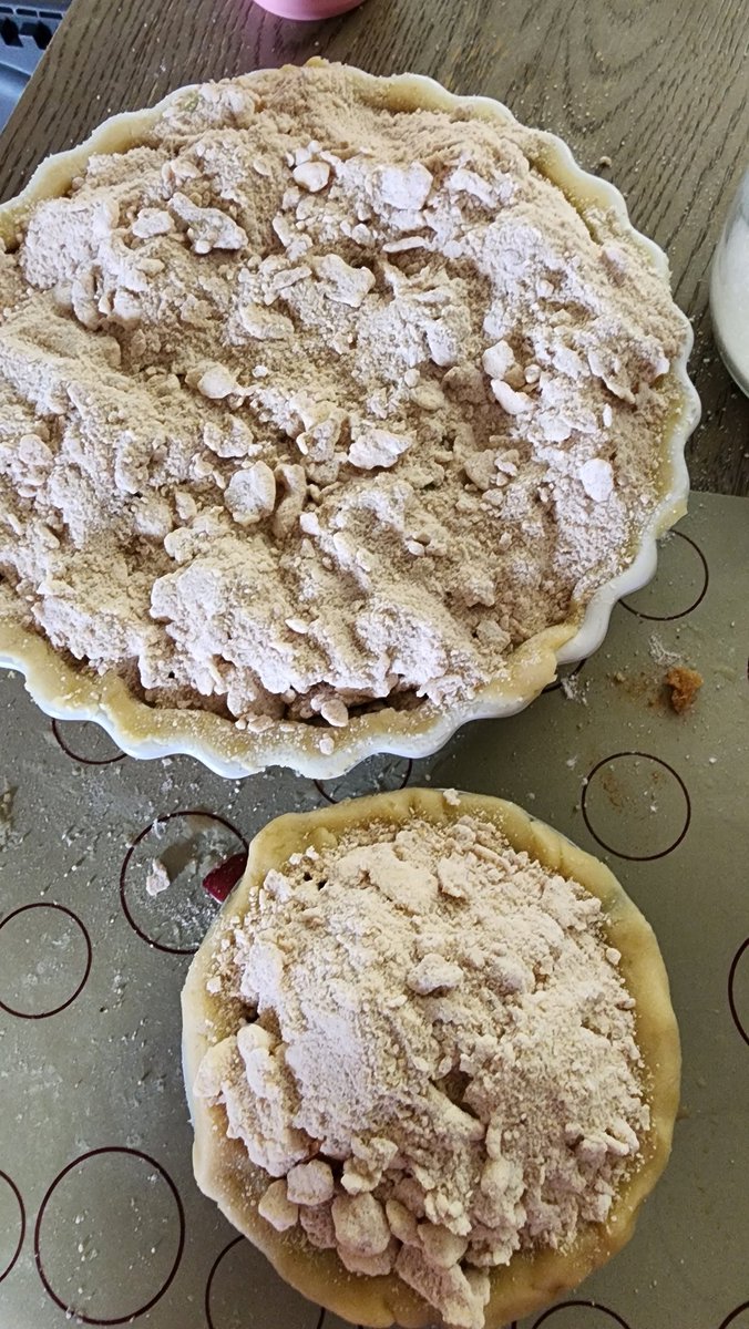 call_me_m4m4's tweet photo. It's been awhile since I've baked anything worth sharing soooo...
Didn't want the pears to go to waste, so I added it with green and red apples w/ #struesel topping :> #autumnpie #tartetatin #applepie #sablecrust
Honestly, I wish I could invite everyone over for a slice 🥧 🍂 https://t.co/8HLHmhJvEu