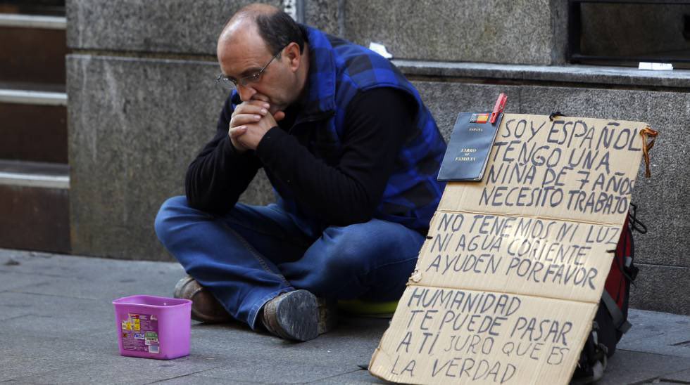 Los inmigrantes en los hoteles, los españoles en la calle.