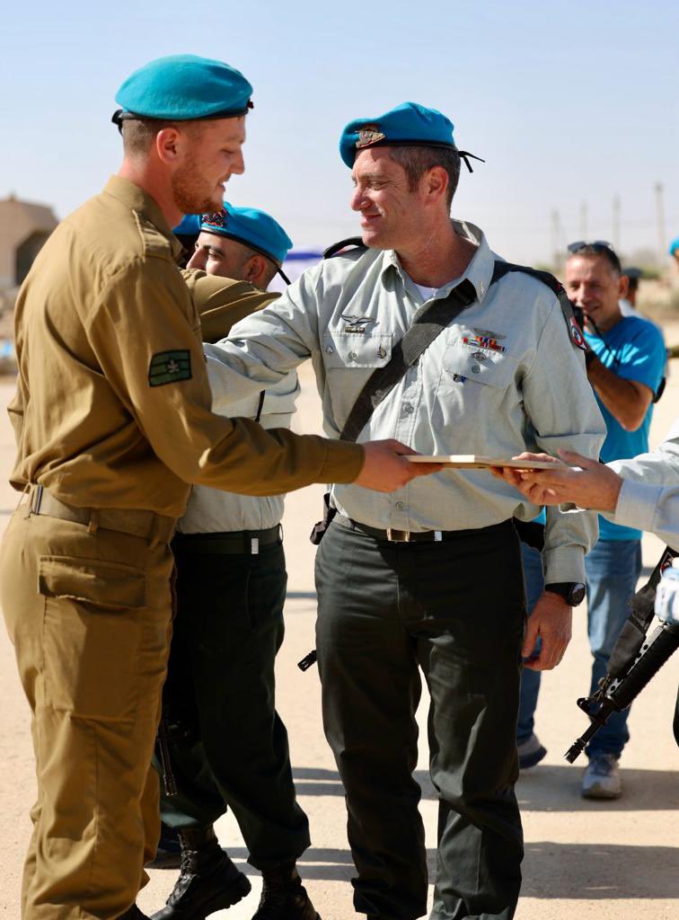 Tothanim_IDF's tweet photo. ״אני אומר ולא שואל - אנחנו ננצח. אני אומר שננצח כי זו הרוח האמיתית שלנו. הכשרנו אתכם להיות מפקדים. הדרג הטקטי החשוב ביותר, הנועז ביותר, האמיץ ביותר שאיתו אנחנו ננצח״

כך אמר קצין התותחנים הראשי, תת-אלוף יאיר נתנס, בטקס סיום קורס מ״כים שהתקיים היום בשבטה. https://t.co/cBkr4nkRbY