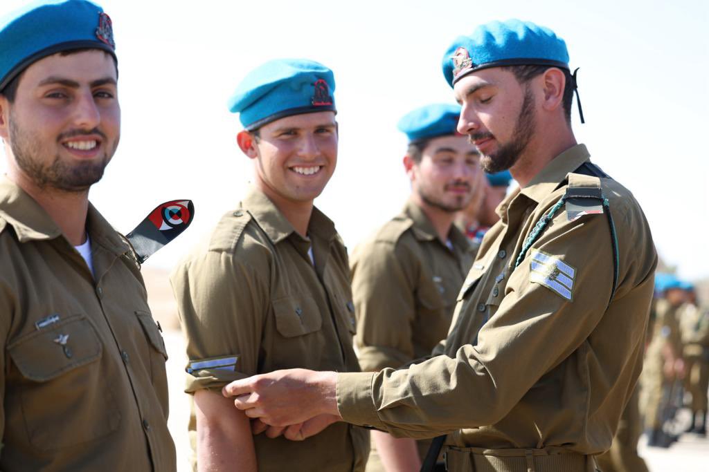 Tothanim_IDF's tweet photo. ״אני אומר ולא שואל - אנחנו ננצח. אני אומר שננצח כי זו הרוח האמיתית שלנו. הכשרנו אתכם להיות מפקדים. הדרג הטקטי החשוב ביותר, הנועז ביותר, האמיץ ביותר שאיתו אנחנו ננצח״

כך אמר קצין התותחנים הראשי, תת-אלוף יאיר נתנס, בטקס סיום קורס מ״כים שהתקיים היום בשבטה. https://t.co/cBkr4nkRbY