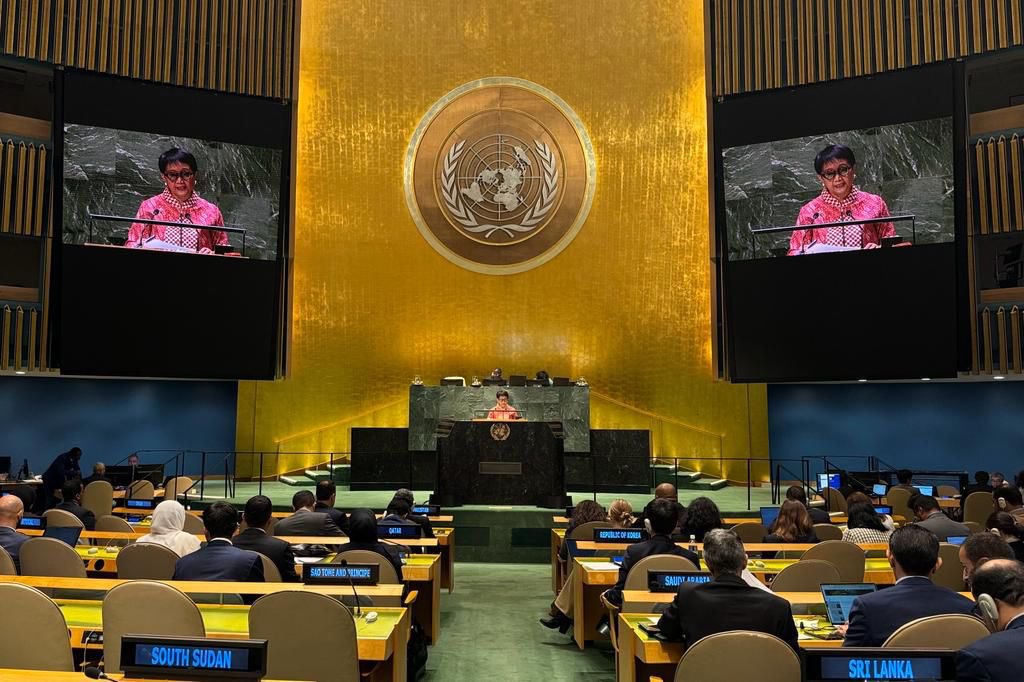 Menlu_RI's tweet image. I stand before the #UNGA #ESS10 on Palestine (26/10), not only as the Foreign Minister of Indonesia 🇮🇩, but also as a woman, a mother, a grandmother… and to defend justice &amp;amp; humanity

I plead… stop the killing, protect the civilians, let in the humanitarian assistance to #Gaza