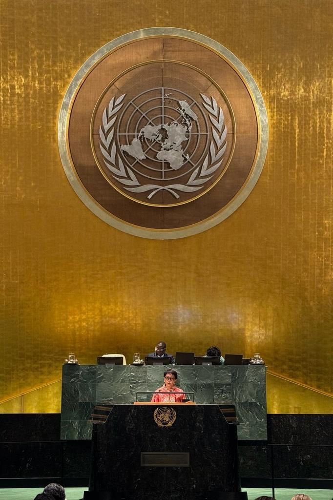 Menlu_RI's tweet image. I stand before the #UNGA #ESS10 on Palestine (26/10), not only as the Foreign Minister of Indonesia 🇮🇩, but also as a woman, a mother, a grandmother… and to defend justice &amp;amp; humanity

I plead… stop the killing, protect the civilians, let in the humanitarian assistance to #Gaza