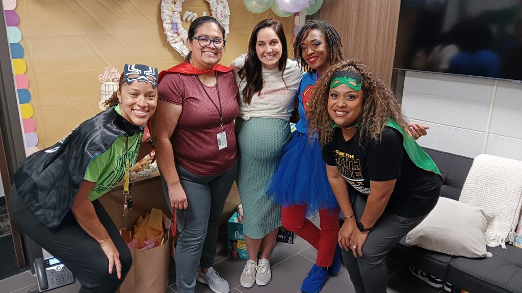 CoachMuhleman's tweet photo. Thank you to my Gator family and my best coaches for pampering my baby gator on the way!!! 🐊 ♥️ https://t.co/9vF0dib7Ee