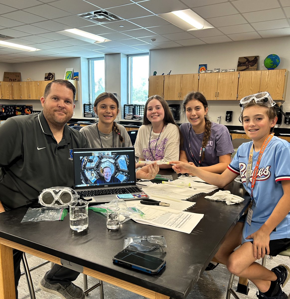 KMS' Student Spaceflight Experiments Program Mission 17 team's experiment is ready for launch!

🚀 Students loaded their experiment with the help of Nanoracks scientist Julia Wolfenbarger for launch to the International Space Station on Nov. 5th at 10:02 pm EST. 

👇 👇👇