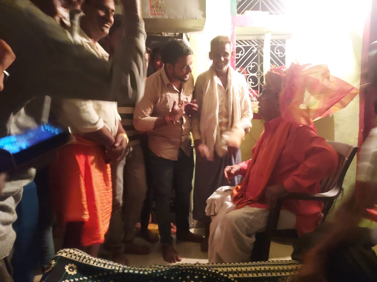 आज विजयपुर विधानसभा के ग्राम सिलपरा, नहाड़, खाड़ी, बाबनवास और पिपरवास में जन संपर्क किया एवं सभी माता बहनों एवं भाई बंधुओ से भाजपा को अपना कीमती वोट देने का निवेदन किया।
आप सभी का सहयोग और आशीर्वाद पाकर मैं अत्यंत खुश हूं  और आपसे वादा है कि हर परिस्थिति में आपके साथ खड़ा रहूंगा।