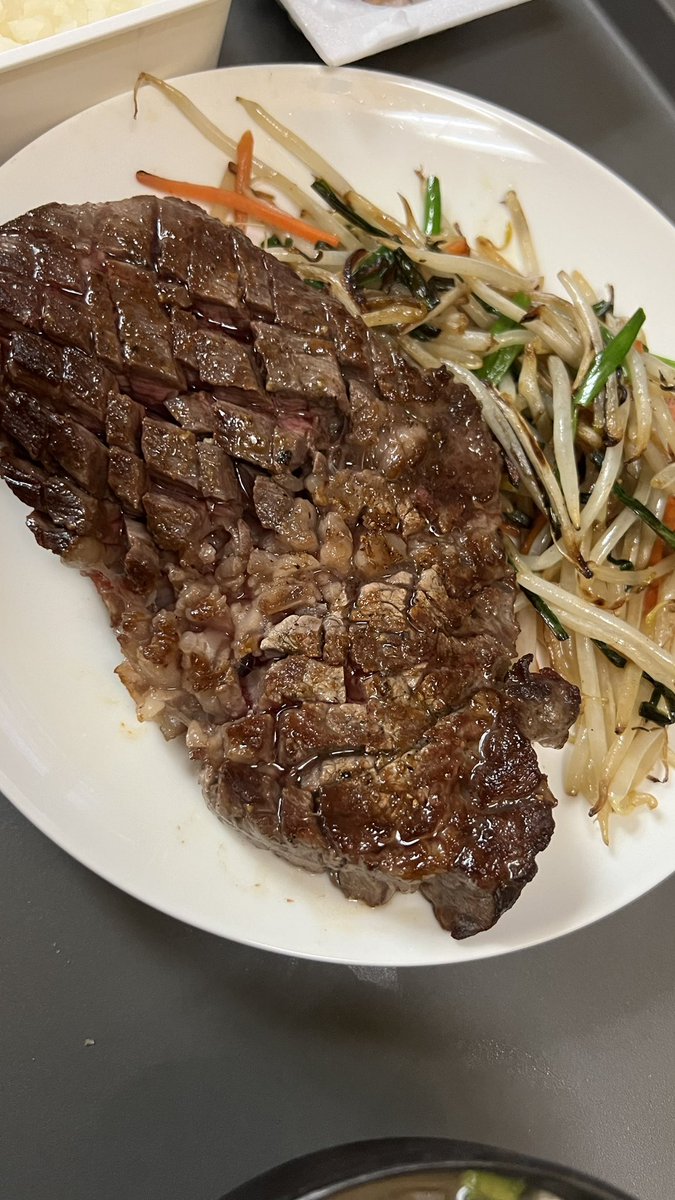 今日のステーキ🥩
流石にデカ過ぎるので半分に切って
2日間に分けて戴く🍴