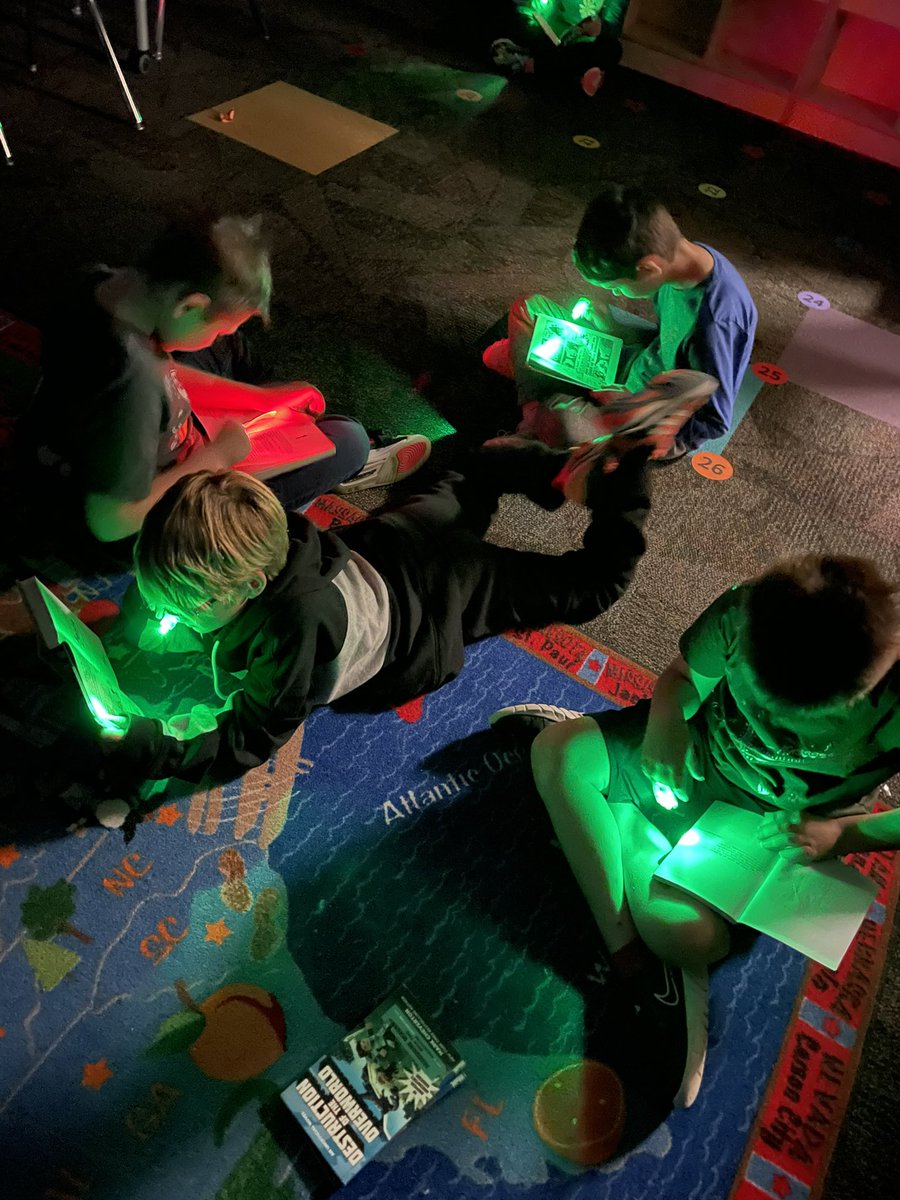 WoParkLibrary's tweet photo. Lots of Fall fun happening in the library this week! Flashlight reading, the Haunted Hamburger, Sophieโs Squash, and much more! #WeLoveFall #ItsWorthIt #SpookyReads https://t.co/xJGjXnvqne