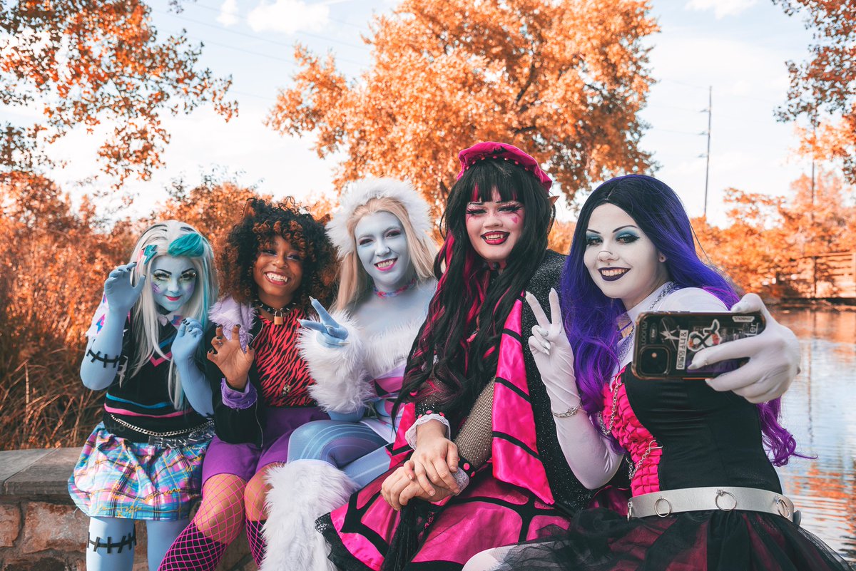 Come on ghouls, let's take a selfie!
🎃🎃🎃

Photo 📸 <a href="/OfficiallyOtto/">ØttØ Denver Photographer</a>
Other cosplayers are only on Instagram, I'll put their handles in the reply!

#MonsterHigh #Halloween