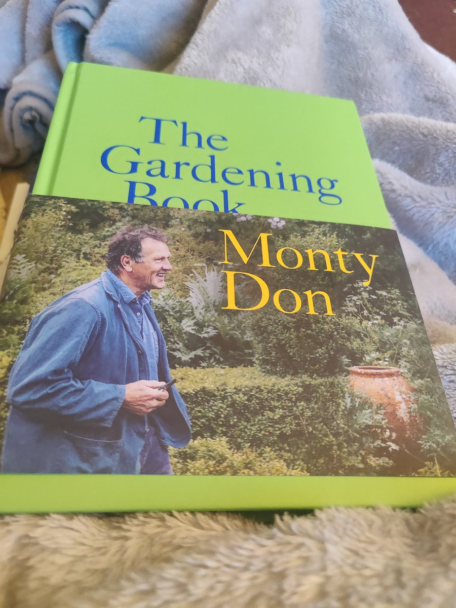 heczone's tweet photo. @TheMontyDon I've been home, ill this week (dizzy spells even dr's are stumped), this book is on my Xmas list! bro just came to mine, &amp; said: early 🌲🎁.. 😲🥹, thanks dad, thanks bro! -thanks Monty.. the sofa is my safety net right now...I nearly fell into my coffee table earlier, Bro saw😂 https://t.co/DBhhk1apwh