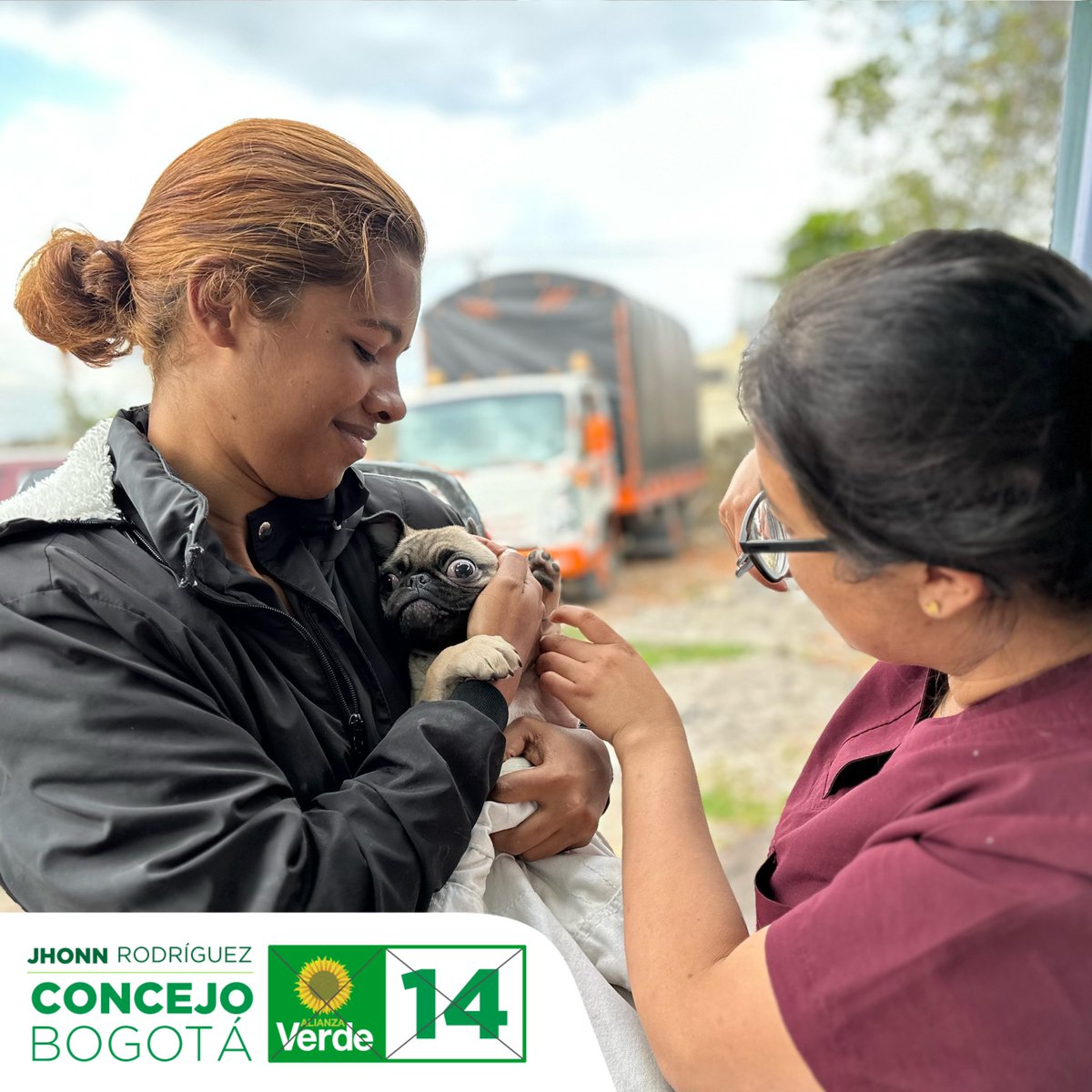 andreanimalidad's tweet photo. Otra linda y útil jornada de esterilización y bienestar (desparasitacion y vitaminas) en el Codito (Usaquén) con @jhonnra y el súper equipo.
Ahí vamos: dándole con amor por ellos. ¡El #Verde14🌻 será el próximo concejal animalista de Bogotá!
#HagámoslesEl14ALosAnimales https://t.co/vwZni0fVPi