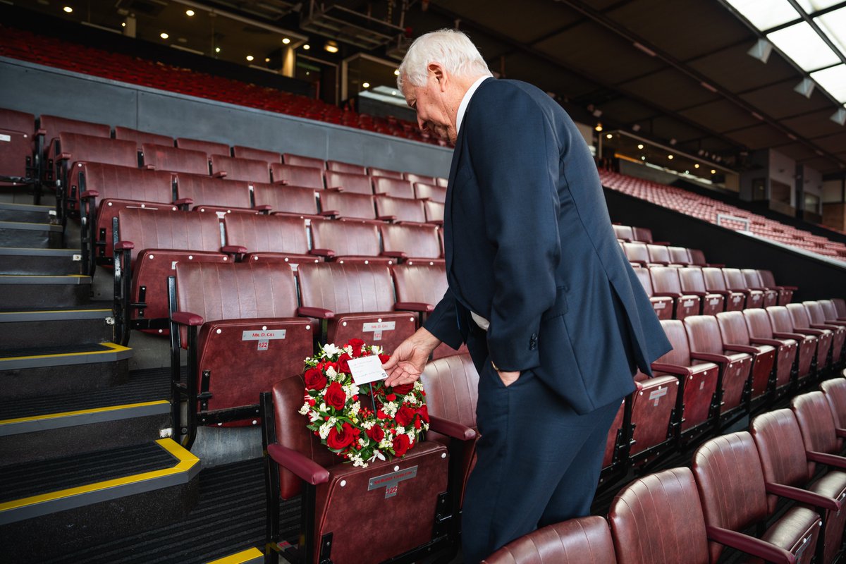 ManCity's tweet photo. 🩵❤️

Mike Summerbee OBE visited Old Trafford this afternoon to sign Sir Bobby Charlton's book of condolence and pay his respects to the England and @ManUtd legend. https://t.co/NRVIiDVifr