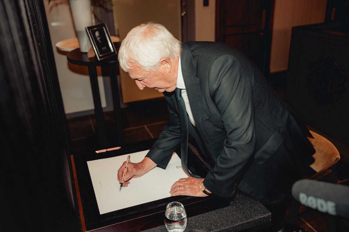 ManCity's tweet photo. 🩵❤️

Mike Summerbee OBE visited Old Trafford this afternoon to sign Sir Bobby Charlton's book of condolence and pay his respects to the England and @ManUtd legend. https://t.co/NRVIiDVifr