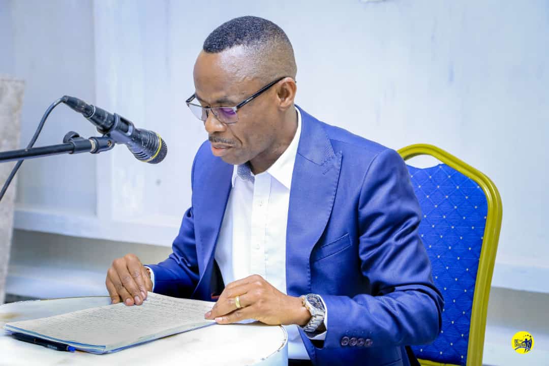 #Poleinstitute,le Maire de la ville de k'lesa Maître #ANDREKAPAMPA a reçu ds ce26/10 ls jeunes du #cadrepermanent qui lui ont déposé un #plaidoyerpourlapaix. Content de cette démarche noble , l'autorité urbaine a encouragé ces jeunes et a promis son accompagnement pour la paix..