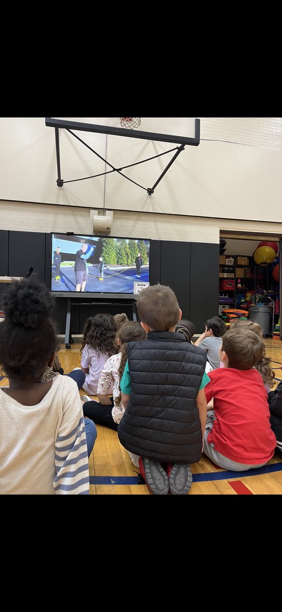 MAS_PhysEd's tweet photo. Our skills have taken a HUGE JUMP since we started our Jump Roping Unit. Our students were able to jump by themselves, with a partner, and even in a group with the long Jump Ropes. We encourage all of our MAS families to try the long jump rope activity at home! https://t.co/KqpoiKEDsY