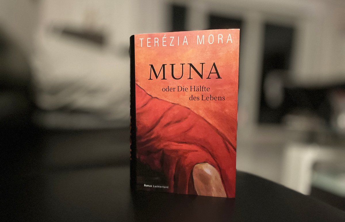 Beeindruckend, fesselnd & anklagend: 'Muna oder die Hälfte des Lebens' von Terézia Mora behandelt den Fluch emotionaler Abhängigkeit und wie weit er führen kann. Großartig geschrieben, beklemmend & einnehmend bis zum Schluss. Nominiert für den Dt. Buchpreis ´23. @LuchterhandLit