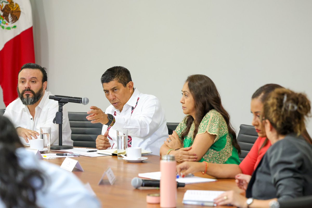 En reunión, instruí al Gabinete Legal a sumarse a las tareas de apoyo en el estado de Guerrero por las afectaciones que ha provocado el huracán Otis; instalaremos centros de acopio, enviaremos brigadas para la remoción de escombros, rescate de personas y todo aquello que sea