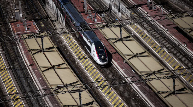Midi Info (@midiinfo) on Twitter photo Il y a quelques jours, l’appel d’offres a été officiellement lancé pour le projet du train à grande fréquence qui doit relier #Quebec à #Toronto. <a href="/Alec_Castonguay/">Alec Castonguay</a> en discute avec <a href="/mimbleau/">Martin imbleau</a>
ici.radio-canada.ca/ohdio/premiere… Il y a quelques jours, l’appel d’offres a été officiellement lancé pour le projet du train à grande fréquence qui doit relier #Quebec à #Toronto. <a href="/Alec_Castonguay/">Alec Castonguay</a> en discute avec <a href="/mimbleau/">Martin imbleau</a>
ici.radio-canada.ca/ohdio/premiere…